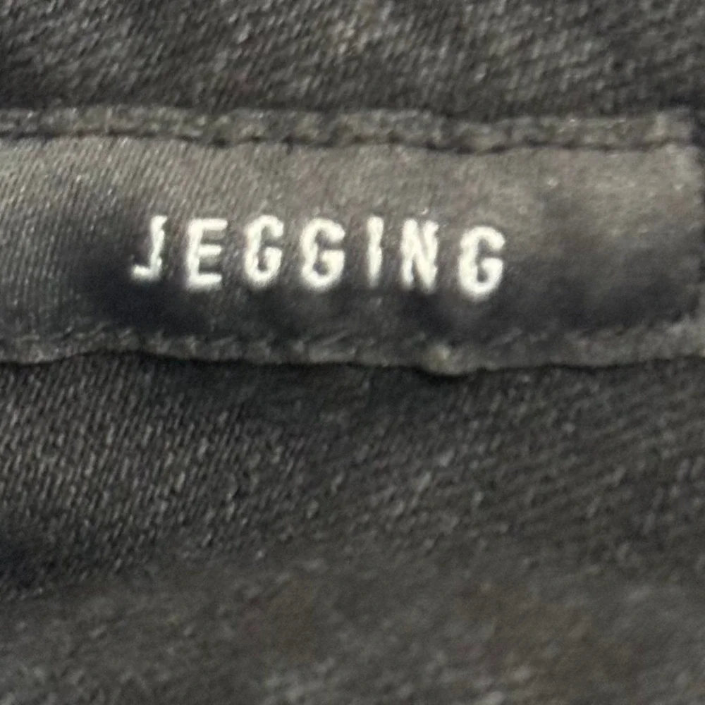 Torrid 12R Jegging Effortless Edgy Black Distressed Ripped Knee Skinny Jeans EUC - Picture 6 of 9